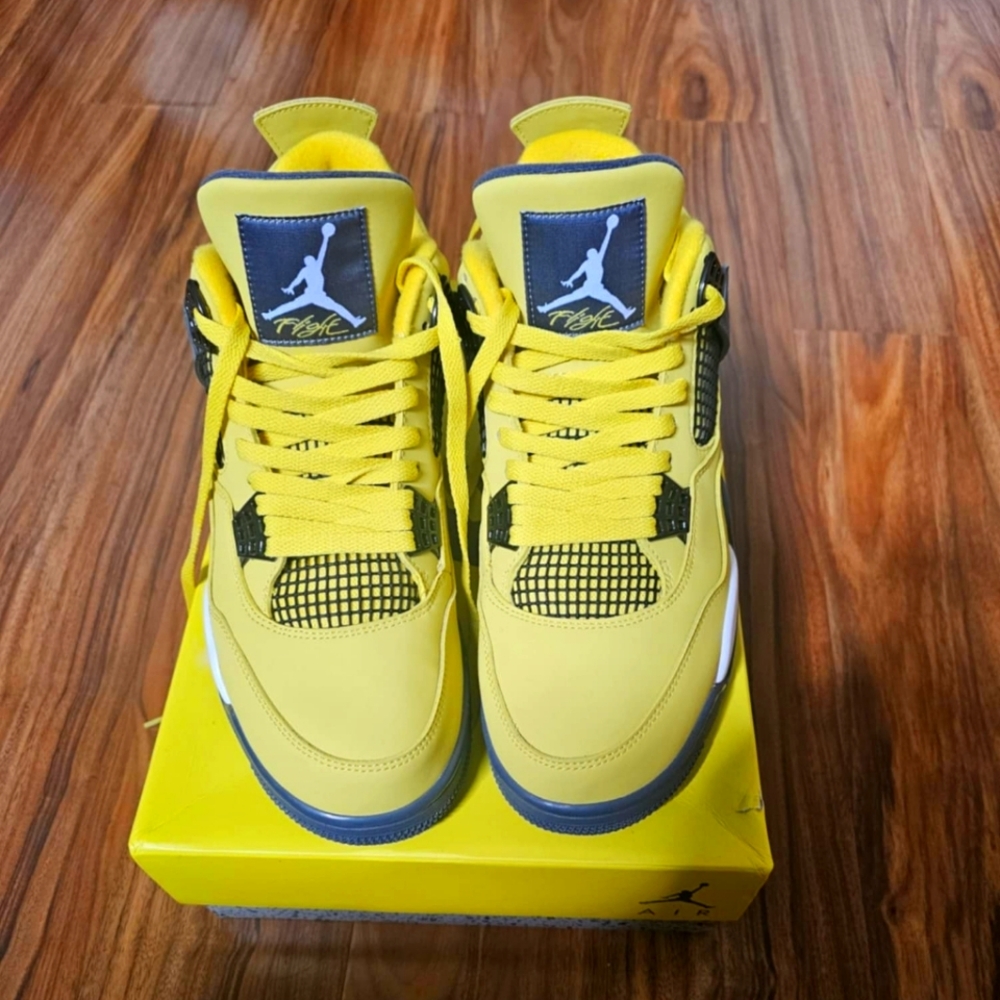 Jordan 4 Retro- lightning (2021)